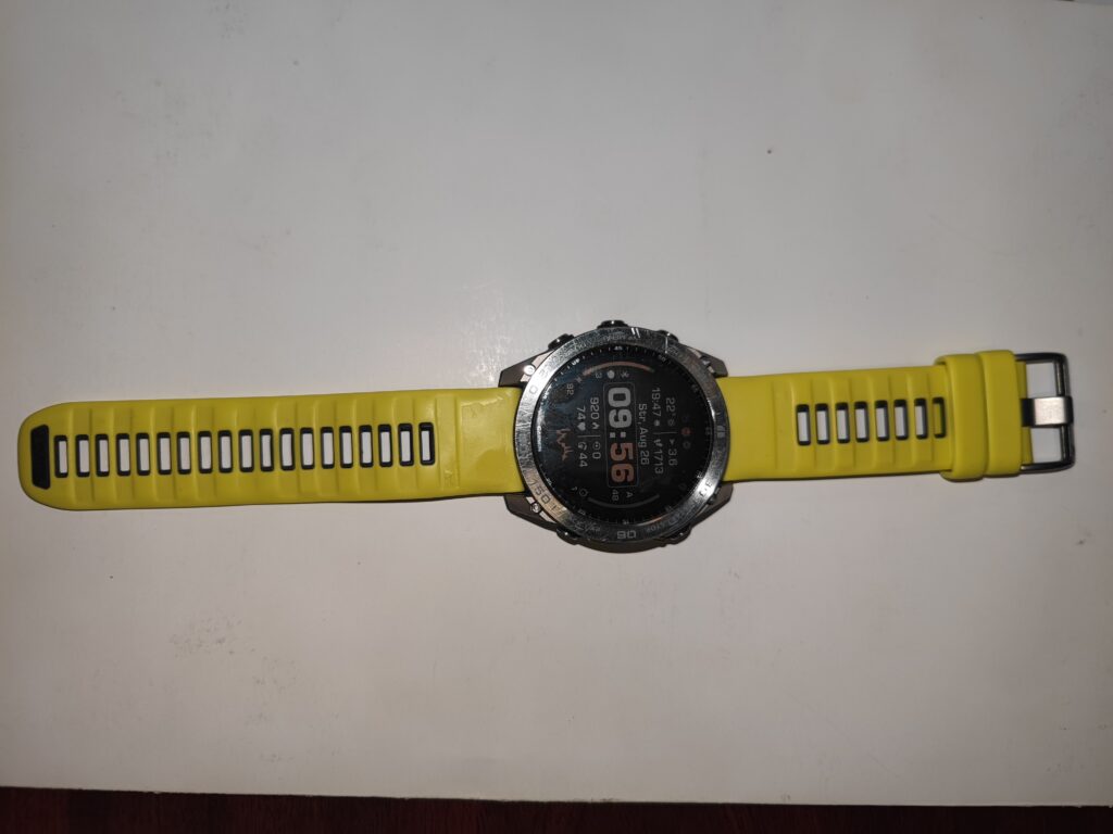 Garmin fenix 8 51mm Sapphire SOLAR Titanium Amp Yellow Graphite band. MIP displej
